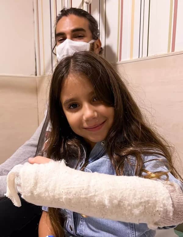 Maria Flor exibindo o seu braço fraturado em foto (Imagem: Reprodução) Maria Flor exibindo o seu braço fraturado em foto (Imagem: Reprodução)
