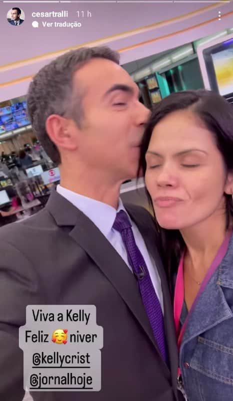 César Tralli deu beijo carinhosa em mulher de seu trabalho na Globo (Foto: Reprodução) César Tralli deu beijo carinhosa em mulher de seu trabalho na Globo (Foto: Reprodução)