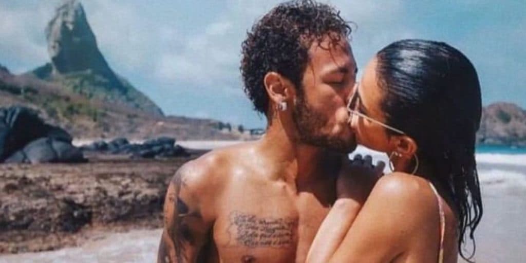 Neymar e Bruna Marquezine têm volta divulgada por jornal, após jogador ser flagrado com namorada: "É a Bruna"