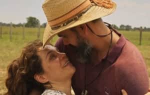 Sedenta, Maria Bruaca (Isabel Teixeira) partirá para cima de Alcides (Juliano Cazarré) em Pantanal (Foto: Reprodução / Globo) Sedenta, Maria Bruaca (Isabel Teixeira) partirá para cima de Alcides (Juliano Cazarré) em Pantanal (Foto: Reprodução / Globo)