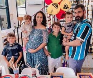 Juliano Cazarré vive casamento de muitos anos fora da novela (Foto: Reprodução / Instagram) Juliano Cazarré vive casamento de muitos anos fora da novela (Foto: Reprodução / Instagram)