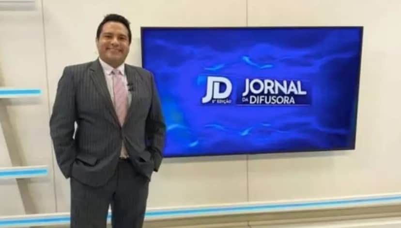 O âncora Eduardo Ericeia, da afiliada do SBT desmaia no ar O âncora Eduardo Ericeia, da afiliada do SBT desmaia no ar
