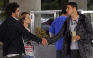Lara (Mariana Ximenes) enfrentará uma sequência de reviravoltas na vida amorosa e ficará dividida em A Favorita entre dois amores: Cassiano (Thiago Rodrigues) e Halley (Cauã Reymond) (Foto: Reprodução / Globo) Lara (Mariana Ximenes) enfrentará uma sequência de reviravoltas na vida amorosa e ficará dividida em A Favorita entre dois amores: Cassiano (Thiago Rodrigues) e Halley (Cauã Reymond) (Foto: Reprodução / Globo)