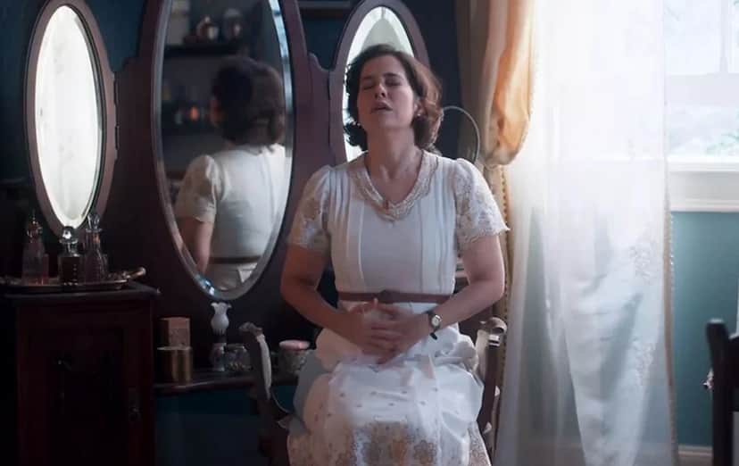 Heloísa (Paloma Duarte) vai urrar de dor após tomar chá envenenado pelo cunhado na novela Além da Ilusão (Foto: Reprodução / Globo) Heloísa (Paloma Duarte) vai urrar de dor após tomar chá envenenado pelo cunhado na novela Além da Ilusão (Foto: Reprodução / Globo)