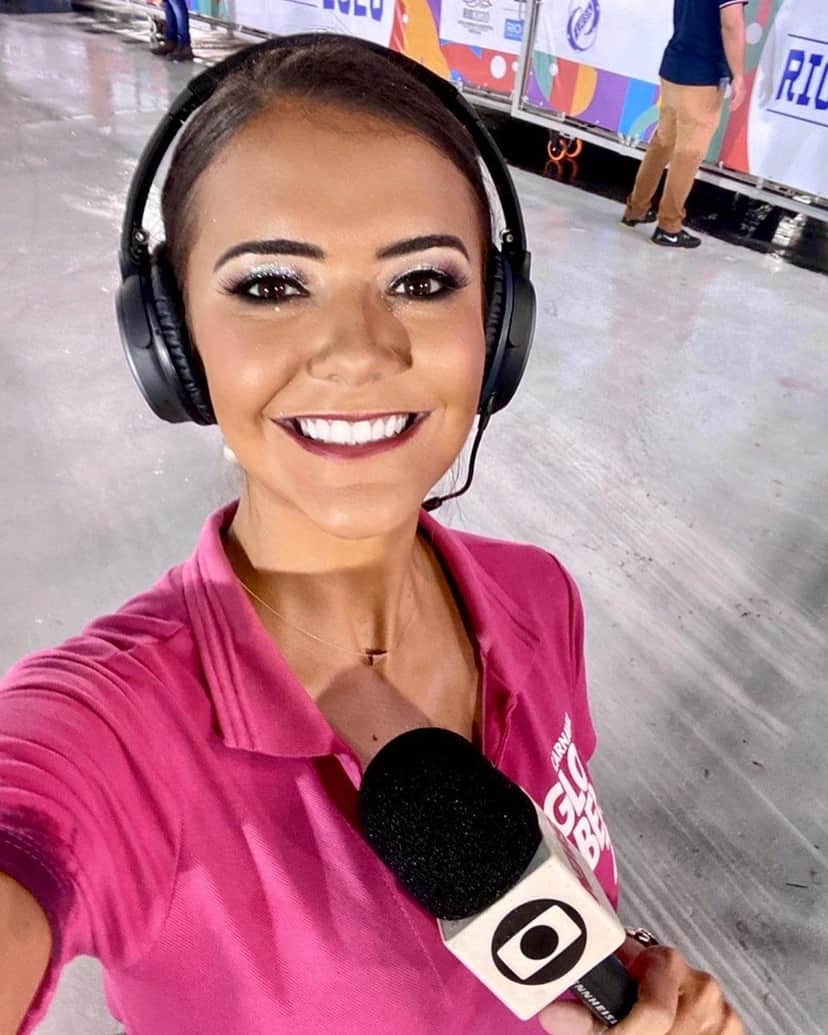 Lívia Torres, jornalista da Globo, se emociona com relato de senhora Lívia Torres, jornalista da Globo, se emociona com relato de senhora