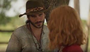 Gabriel Sater e Camila Morgado em cena de Pantanal Trindade vai engatar caso com Irma (Foto: Reprodução / Globo) Gabriel Sater e Camila Morgado em cena de Pantanal Trindade vai engatar caso com Irma (Foto: Reprodução / Globo)