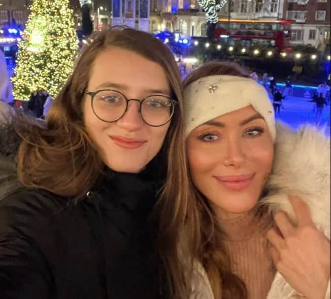 Aline Dahlen e Milena Requião assumiram o namoro e vivem em Londres Aline Dahlen e Milena Requião assumiram o namoro e vivem em Londres