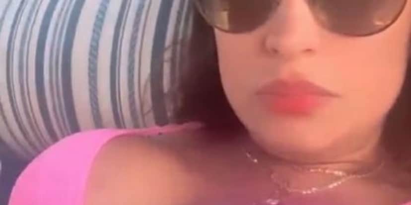 Cantora Simone Mendes, da dupla com Simaria, apostou no maiô decotado para curtir dia de sol - Foto: Reprodução Instagram Cantora Simone Mendes, da dupla com Simaria, apostou no maiô decotado para curtir dia de sol - Foto: Reprodução Instagram