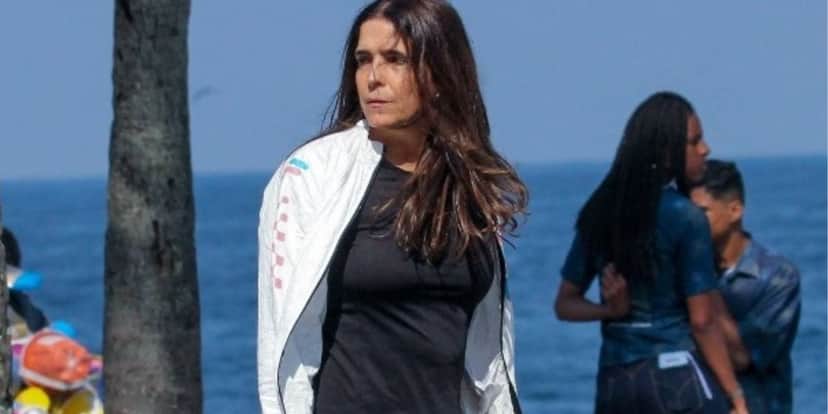 Atriz Malu Mader é flagrada caminhando pela orla da Praia do Arpoador - Foto: AgNwes Atriz Malu Mader é flagrada caminhando pela orla da Praia do Arpoador - Foto: AgNwes