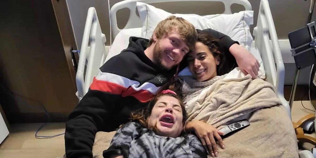Anitta com namorado e Gkay em hospital (Foto: Instagram) Anitta com namorado e Gkay em hospital (Foto: Instagram)