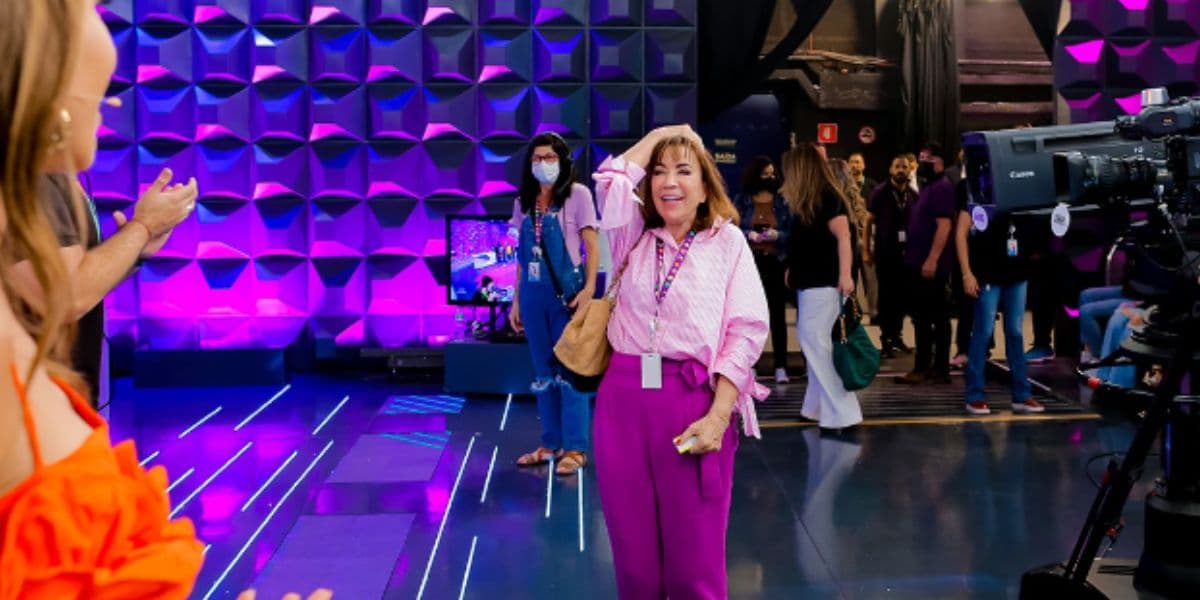 Íris Abravanel invade estúdios do SBT e faz surpresa especial para Patrícia Abravanel (Foto: Reprodução) Íris Abravanel invade estúdios do SBT e faz surpresa especial para Patrícia Abravanel (Foto: Reprodução)