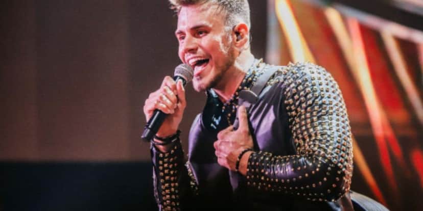 No clipe de “Beijo Vagabundo” o galã do sertanejo, Matheus Gabriel, é preso após invadir casa da ex - Foto: Reprodução No clipe de “Beijo Vagabundo” o galã do sertanejo, Matheus Gabriel, é preso após invadir casa da ex - Foto: Reprodução
