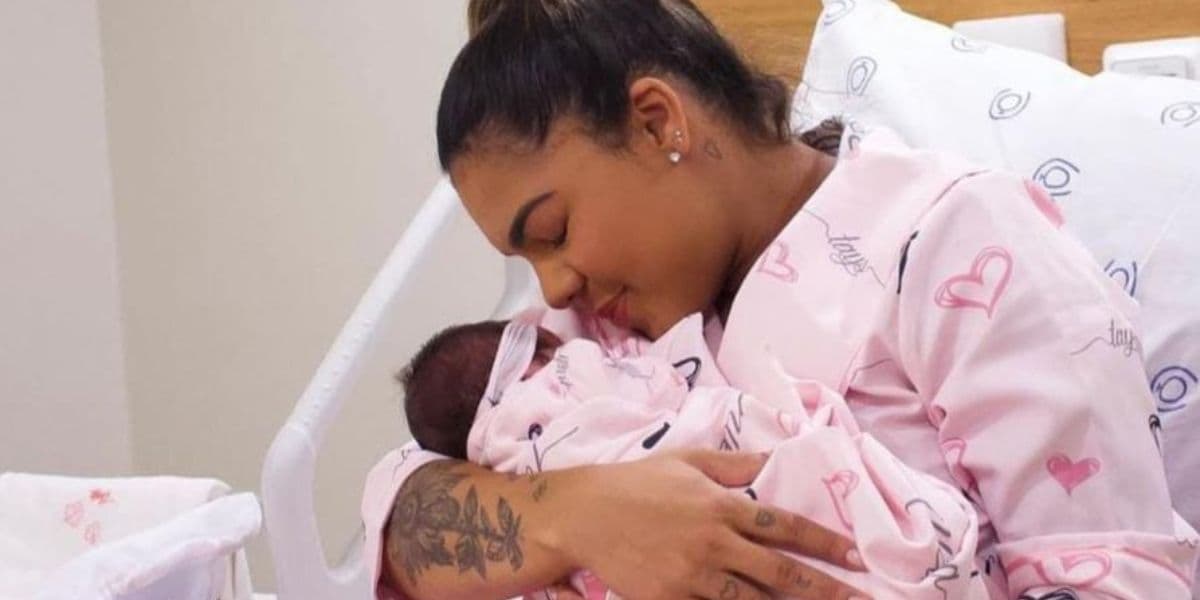 Tays Reis com sua filha recém-nascida (Foto: Instagram) Tays Reis com sua filha recém-nascida (Foto: Instagram)
