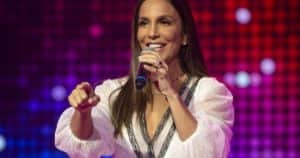 Ivete Sangalo apareceu na Globo pela primeira vez aos 22 anos e Marcos Mion não perdeu a oportunidade de brincar com isso - Foto: Reprodução/Globo Ivete Sangalo apareceu na Globo pela primeira vez aos 22 anos e Marcos Mion não perdeu a oportunidade de brincar com isso - Foto: Reprodução/Globo