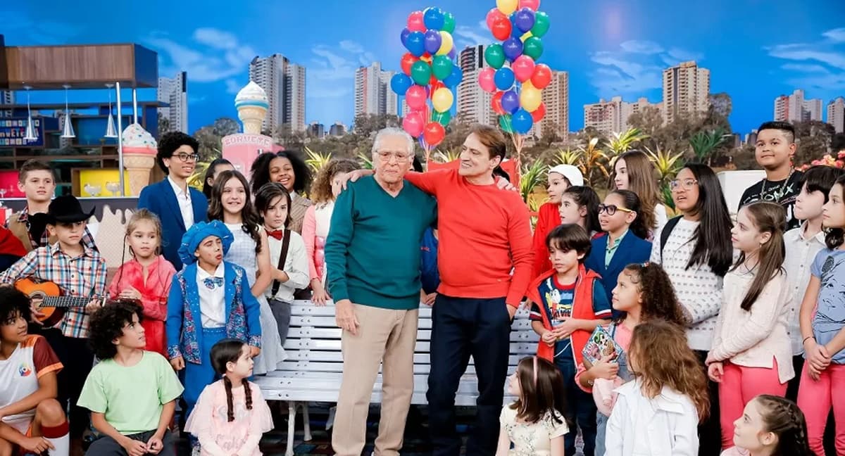 Marcelo de Nóbrega e seu pai com o elenco mirim da "Pracinha", cancelada pelo SBT (Divulgação) Marcelo de Nóbrega e seu pai com o elenco mirim da "Pracinha", cancelada pelo SBT (Divulgação)