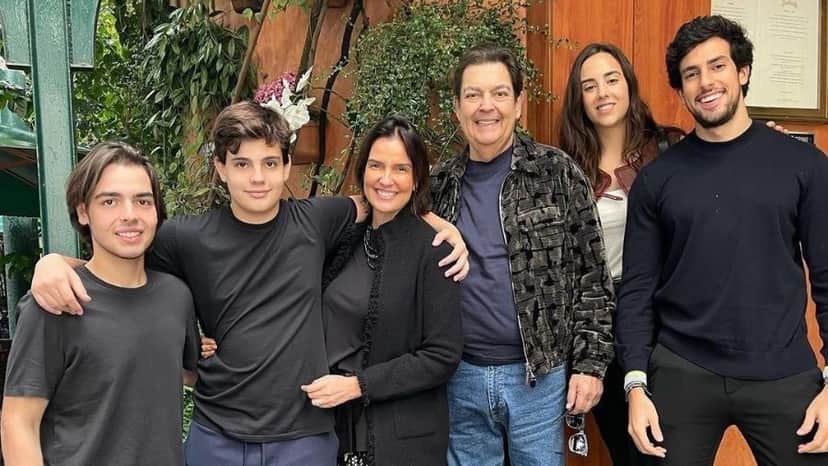 Julinho Casares em foto ao lado da namorada e de sua família (Foto: Reprodução) Julinho Casares em foto ao lado da namorada e de sua família (Foto: Reprodução)