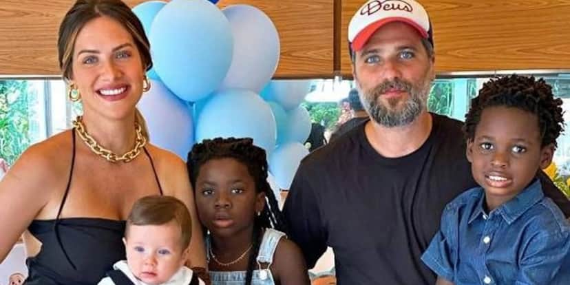 A atriz Giovanna Ewbank ao lado do marido, Bruno Gagliasso, e dos três filhos do casal - Foto: Reprodução A atriz Giovanna Ewbank ao lado do marido, Bruno Gagliasso, e dos três filhos do casal - Foto: Reprodução