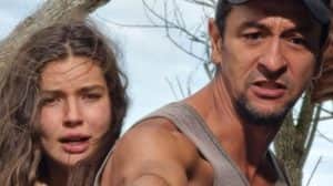 Diante de 'Maria Marruá' e do Velho do Rio, José Lucas passa dos limites e ameaça o avô com um facão em Pantanal (Foto: Reprodução / Globo) Diante de 'Maria Marruá' e do Velho do Rio, José Lucas passa dos limites e ameaça o avô com um facão em Pantanal (Foto: Reprodução / Globo)