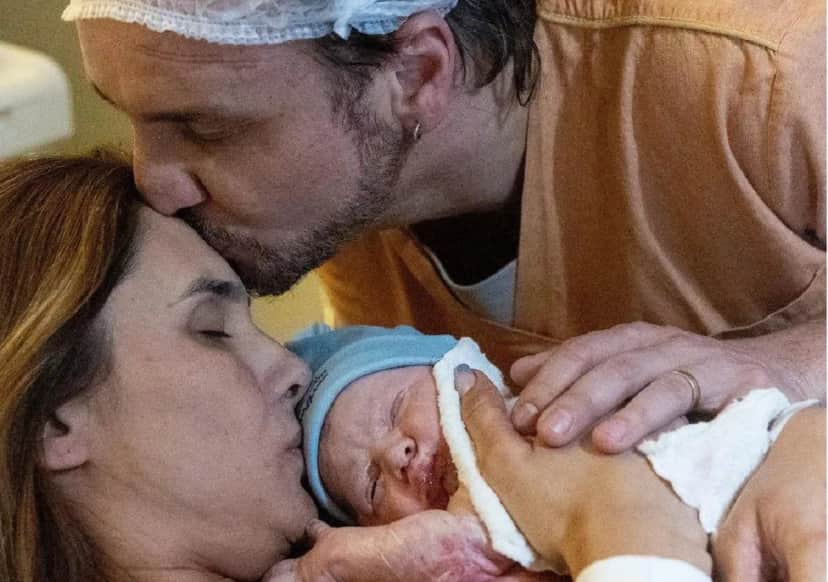 Tato exibindo filho recém nascido com a esposa em foto (Imagem: Reprodução) Tato exibindo filho recém nascido com a esposa em foto (Imagem: Reprodução)