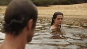 Zefa (Paula Barbosa) seduzirá Tadeu (José Loreto) ao tomar banho nua com ele em Pantanal (Foto: Reprodução / Globo) Zefa (Paula Barbosa) seduzirá Tadeu (José Loreto) ao tomar banho nua com ele em Pantanal (Foto: Reprodução / Globo)
