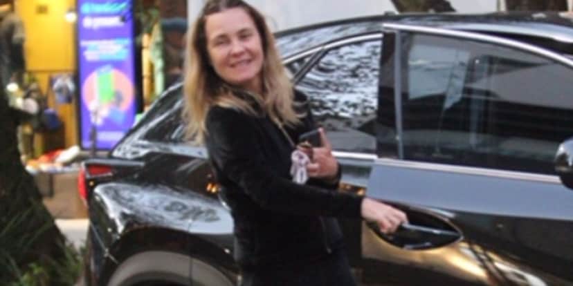 Super simpática, atriz Adriana Esteves faz raríssima aparição ao lado de Vladimir Brichta - Reprodução AgNews Super simpática, atriz Adriana Esteves faz raríssima aparição ao lado de Vladimir Brichta - Reprodução AgNews
