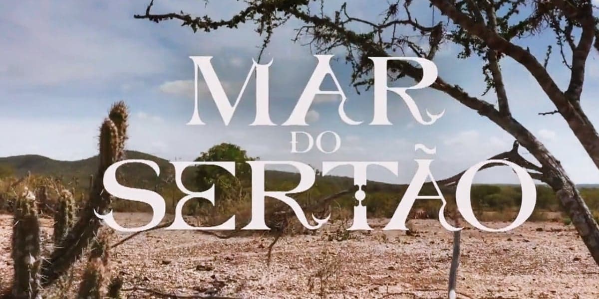 logo de mar do sertão escrito em branco com o fundo um céu azul com nuvens brancas, colunas verdes, terra marrom e árvore preta logo de mar do sertão escrito em branco com o fundo um céu azul com nuvens brancas, colunas verdes, terra marrom e árvore preta