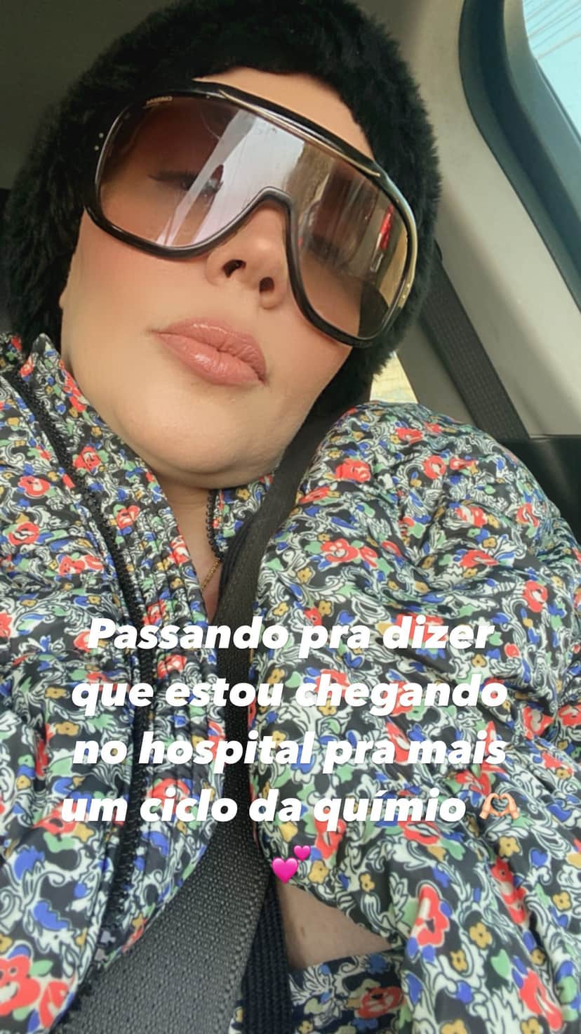 Simony surge abatida indo para mais uma sessão de quimioterapia (Foto: Reprodução/Instagram) Simony surge abatida indo para mais uma sessão de quimioterapia (Foto: Reprodução/Instagram)