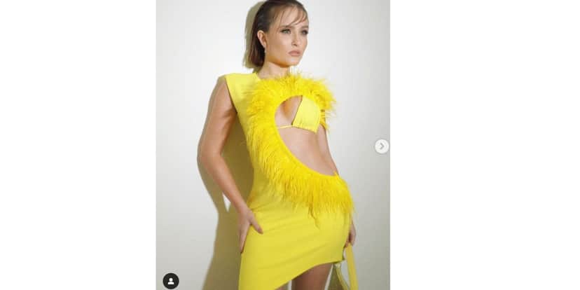 Larissa Manoela com belo vestido amarelo Larissa Manoela com belo vestido amarelo