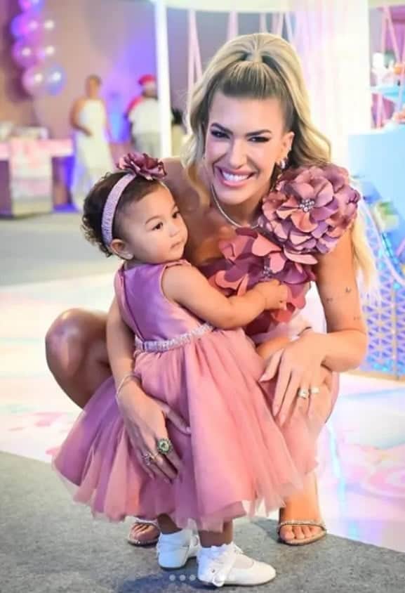 Lore Improta ao lado da filha, com roupinha combinando (Foto: Divulgação) Lore Improta ao lado da filha, com roupinha combinando (Foto: Divulgação)