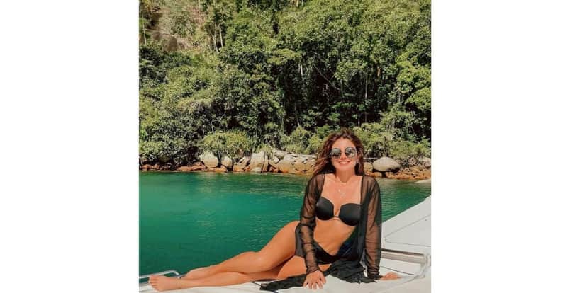 Paula Fernandes aproveita dia de sol Paula Fernandes aproveita dia de sol