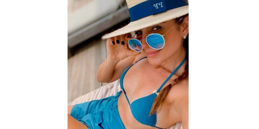 Paula Fernandes de biquíni azul Paula Fernandes de biquíni azul