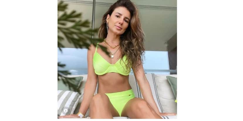 Paula Fernandes de biquíni verde Paula Fernandes de biquíni verde