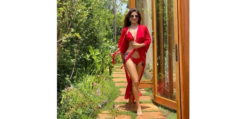 Paula Fernandes deslumbrante de vermelho Paula Fernandes deslumbrante de vermelho