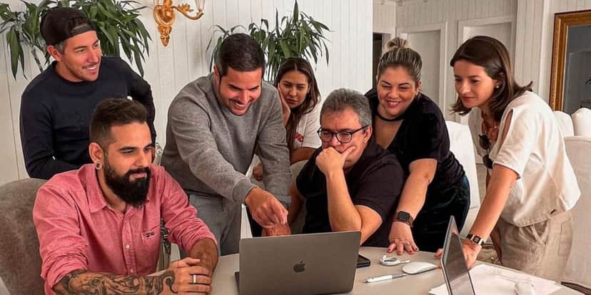 Simone e sua equipe fazendo os ajustes finais da nova marca (Foto: Instagram) Simone e sua equipe fazendo os ajustes finais da nova marca (Foto: Instagram)
