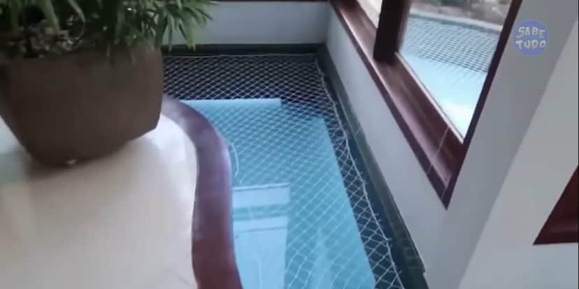 Piscina da residência (Reprodução: Youtube) Piscina da residência (Reprodução: Youtube)
