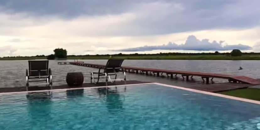 Piscina com vista para o belo lago na frente da fazenda (Foto: Reprodução) Piscina com vista para o belo lago na frente da fazenda (Foto: Reprodução)