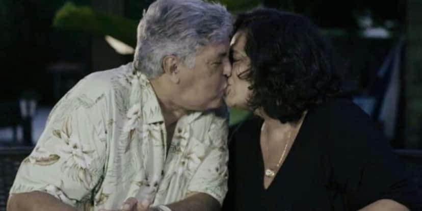 Sidney Magal em foto apaixonado, beijando Magali West (Reprodução: Instagram) Sidney Magal em foto apaixonado, beijando Magali West (Reprodução: Instagram)