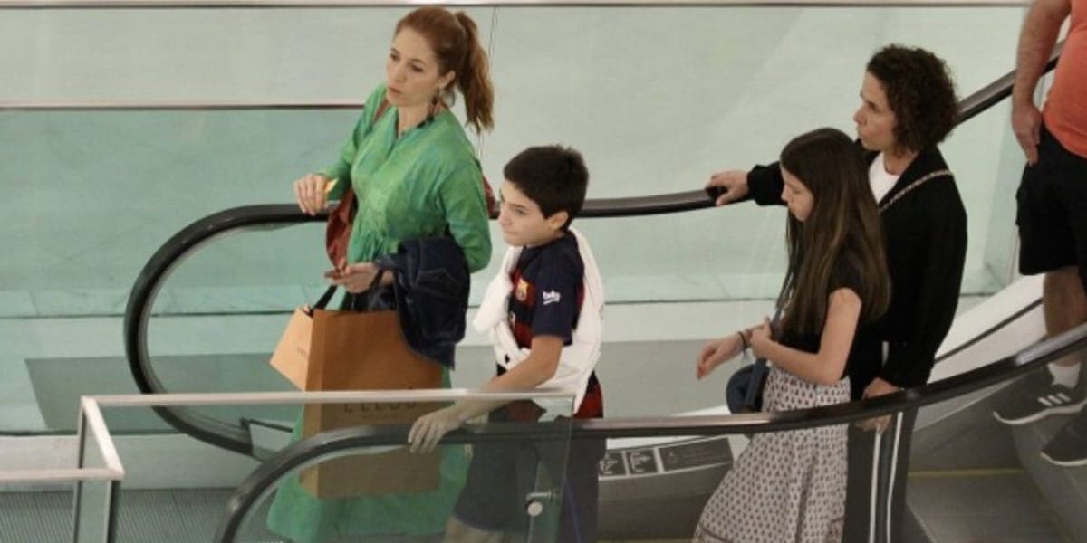 Poliana Abritta e seus filhos descendo a escada rolante do shopping (Foto: Extra) Poliana Abritta e seus filhos descendo a escada rolante do shopping (Foto: Extra)