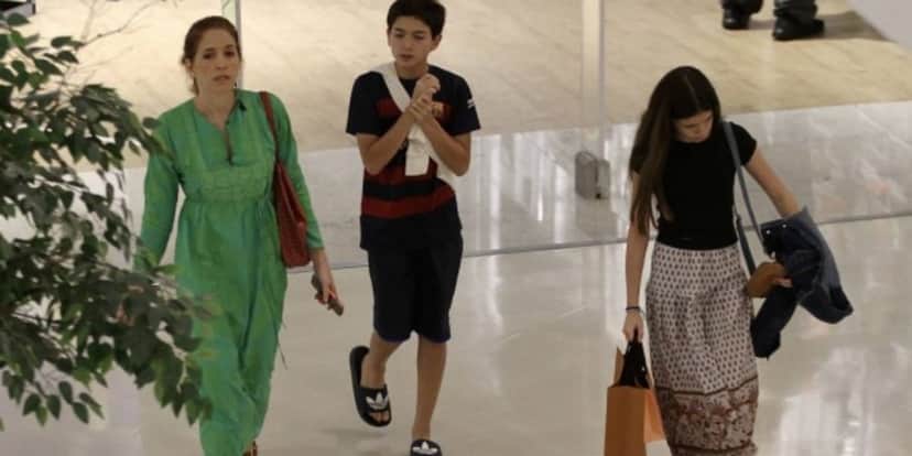 Jornalista junto com os gêmeos em passeio (Foto: Extra) Jornalista junto com os gêmeos em passeio (Foto: Extra)