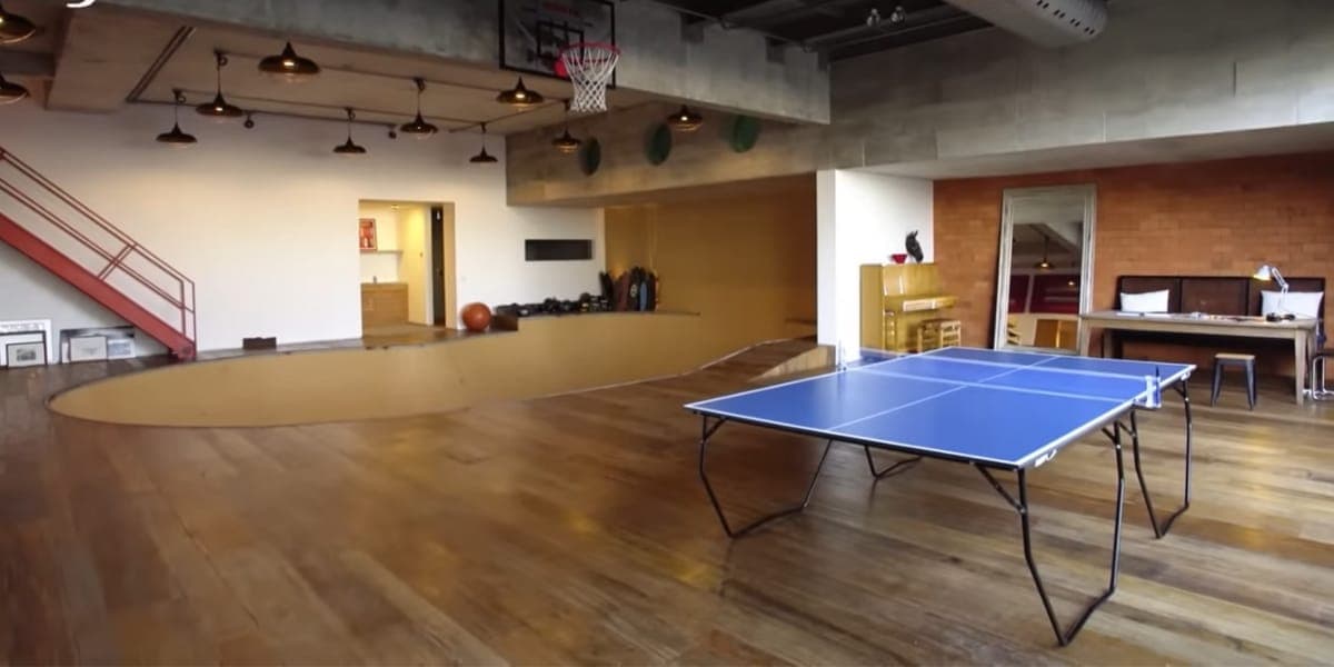 Piso inferior com sala de jogos e pista de skate (Reprodução: Montagem TV Foco) Piso inferior com sala de jogos e pista de skate (Reprodução: Montagem TV Foco)