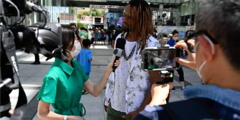 Toni Garrido sendo entrevistado pela repórter da Record no Brazilian Day - Foto: Reprodução Toni Garrido sendo entrevistado pela repórter da Record no Brazilian Day - Foto: Reprodução