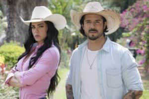 A Desalmada - Achando que está sendo traído, Rafael humilha Fernanda e leva tapão na cara: "Não tenho dúvidas" (Foto: Reprodução / SBT) A Desalmada - Achando que está sendo traído, Rafael humilha Fernanda e leva tapão na cara: "Não tenho dúvidas" (Foto: Reprodução / SBT)