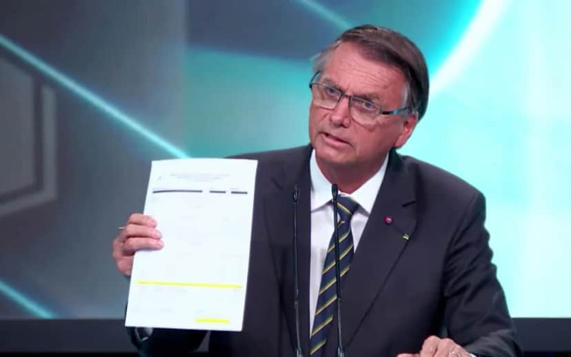 Bolsonaro tentou mostrar documento em debate no SBT, mas foi impedido por Carlos Nascimento (Foto: Reprodução) Bolsonaro tentou mostrar documento em debate no SBT, mas foi impedido por Carlos Nascimento (Foto: Reprodução)
