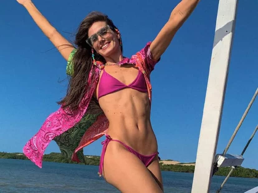 Camila Queiroz em barco (Foto: Divulgação) Camila Queiroz em barco (Foto: Divulgação)