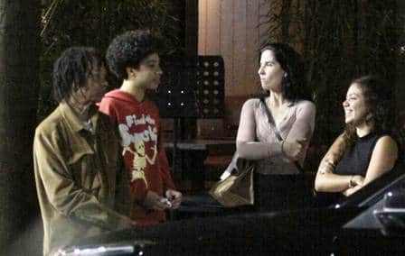 Cantor Djavan foi fotografado com a mulher e dois dos seus cinco filhos (Foto: Extra) Cantor Djavan foi fotografado com a mulher e dois dos seus cinco filhos (Foto: Extra)