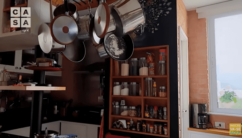 Maria Clara Gueiros disse que tudo foi feito para que ela tivesse tudo a mão, principalmente na sua cozinha, que carrega um ar de bistrô (Foto Reprodução/Youtube) Maria Clara Gueiros disse que tudo foi feito para que ela tivesse tudo a mão, principalmente na sua cozinha, que carrega um ar de bistrô (Foto Reprodução/Youtube)