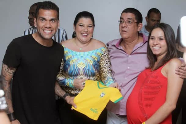 Jogador Daniel Alves revela que se decepcionou com o cantor Zeca Pagodinho - Foto Reprodução Jogador Daniel Alves revela que se decepcionou com o cantor Zeca Pagodinho - Foto Reprodução