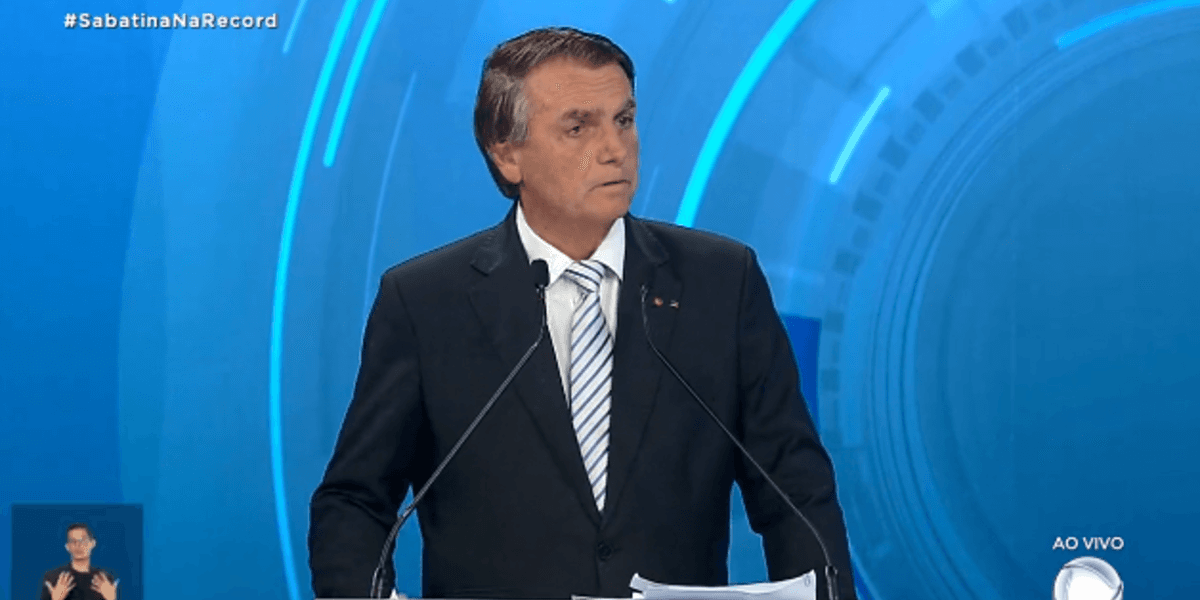 Jair Bolsonaro, na falta do oponente Lula, acabou sendo entrevistado na Record (Foto Reprodução/Record) Jair Bolsonaro, na falta do oponente Lula, acabou sendo entrevistado na Record (Foto Reprodução/Record)