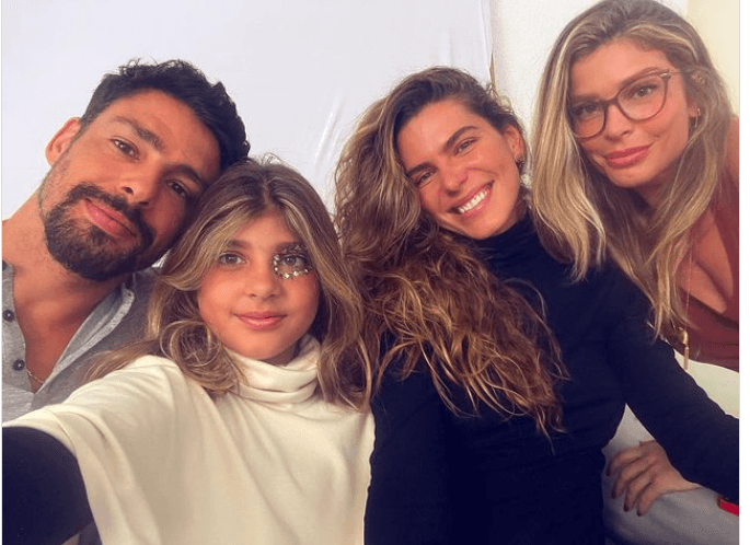 Foto de Cauã Reymond ao lado da sua filha Sofia, Mariana Goldfarb e Grazi Massafera chocaram o Brasil (Foto Reprodução/Instagram) Foto de Cauã Reymond ao lado da sua filha Sofia, Mariana Goldfarb e Grazi Massafera chocaram o Brasil (Foto Reprodução/Instagram)