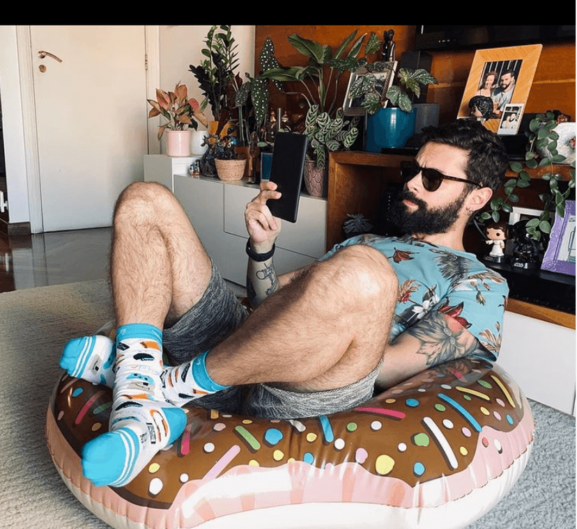 Cauê chama atenção pelo estilo irreverente de ser (Foto Reprodução/Instagram) Cauê chama atenção pelo estilo irreverente de ser (Foto Reprodução/Instagram)